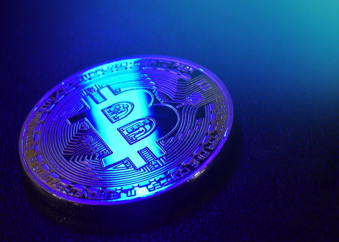 Цена биткоина восстанавливается до 20 000 долларов после падения